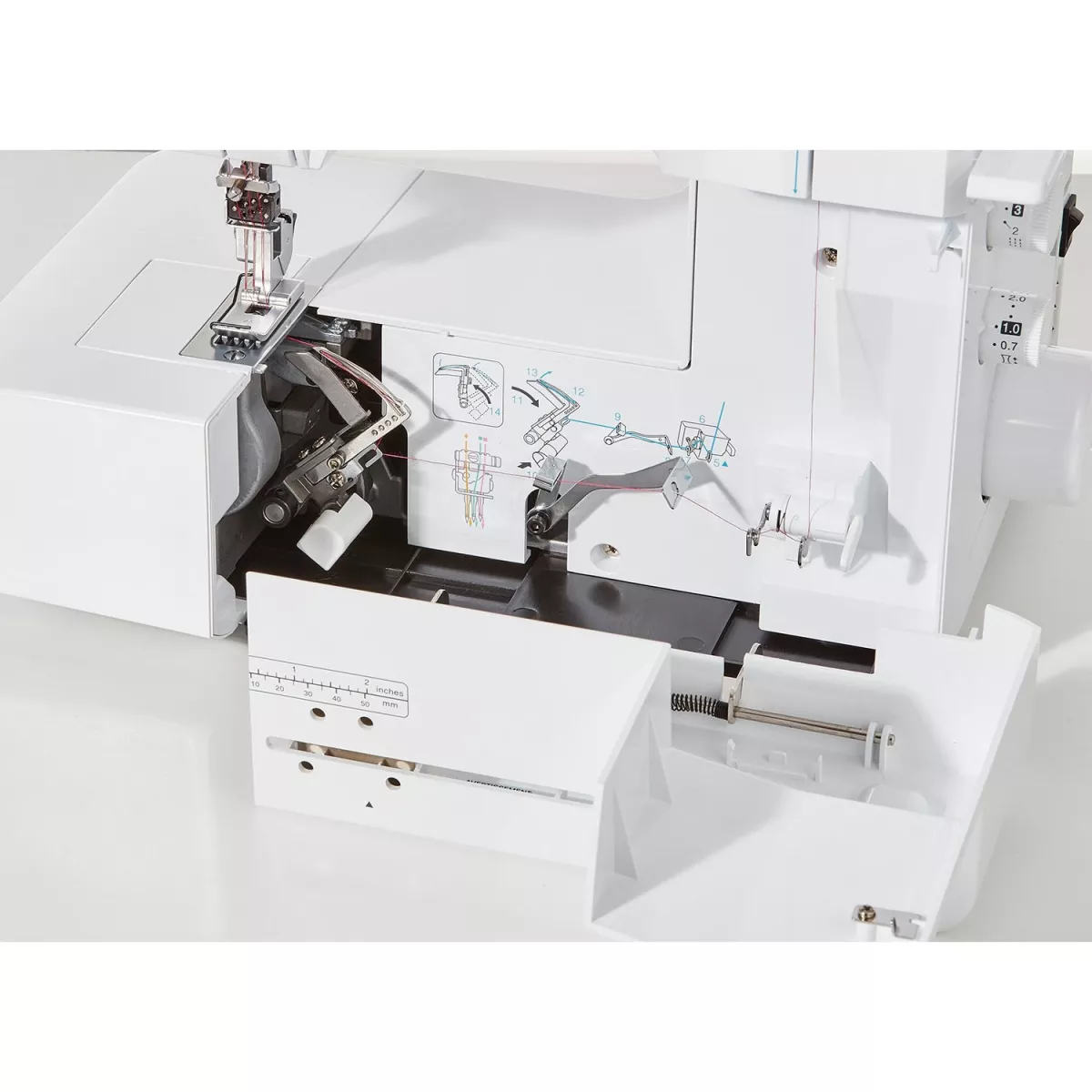 Brother CV 3550 — механизм заправки нижнего петлителя