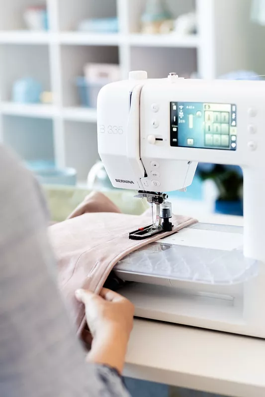 Bernina B 335 — за шитьём