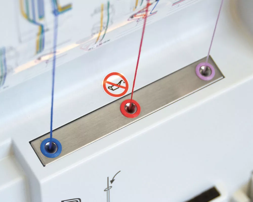 Bernina L 890 — пневматический нитевдеватель
