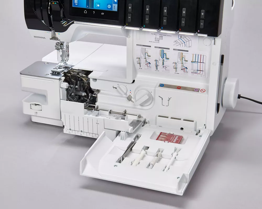 Bernina L 890 — откинутая крышка петлителей и таблица строчек
