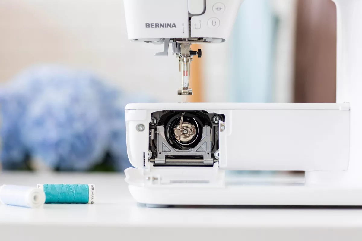 Bernina B 335 — вертикальный качающийся челнок