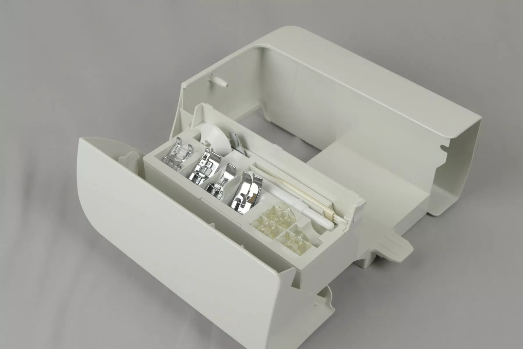Juki HZL-DX3 — отсек для аксессуаров