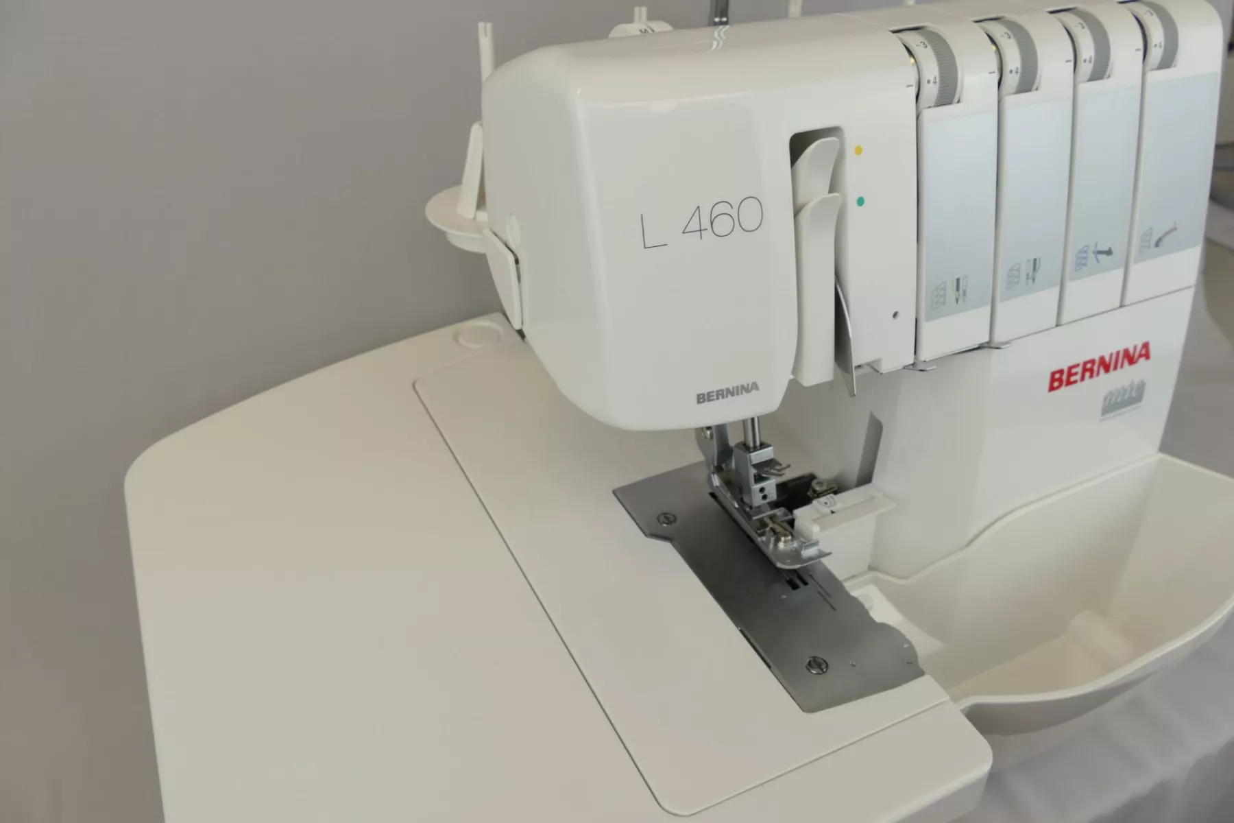 Bernina L 460 — общий вид с приставным столиком