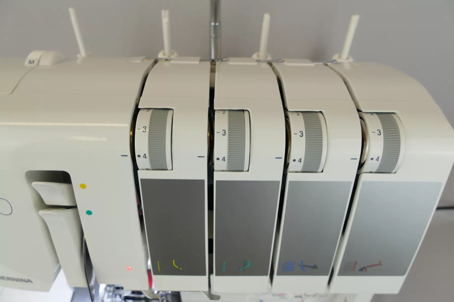 Bernina L 460 — регуляторы натяжения нитей
