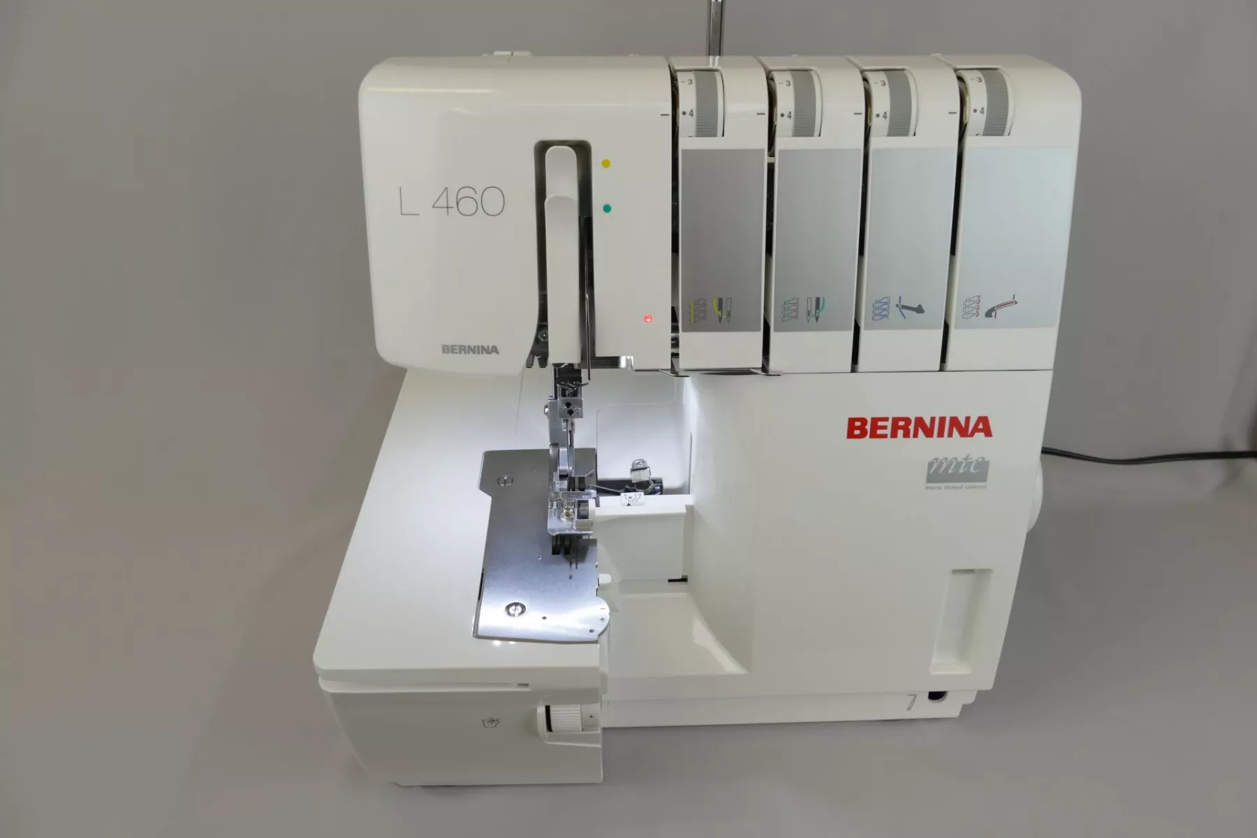 Bernina L 460 — рабочая зона с LED-подсветкой