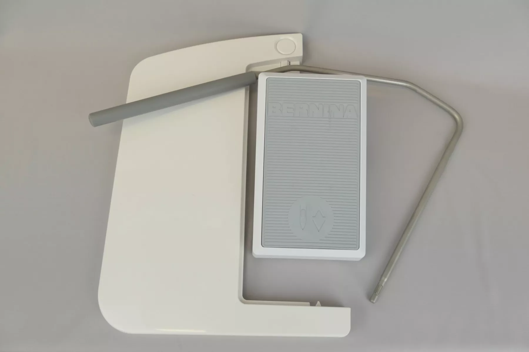 Bernina L 460 — коленный рычаг FHS и пусковая педаль