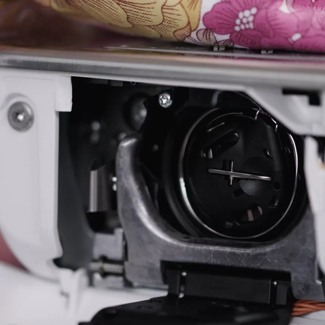 Bernina 475 QE — челночная система BERNINA Hook