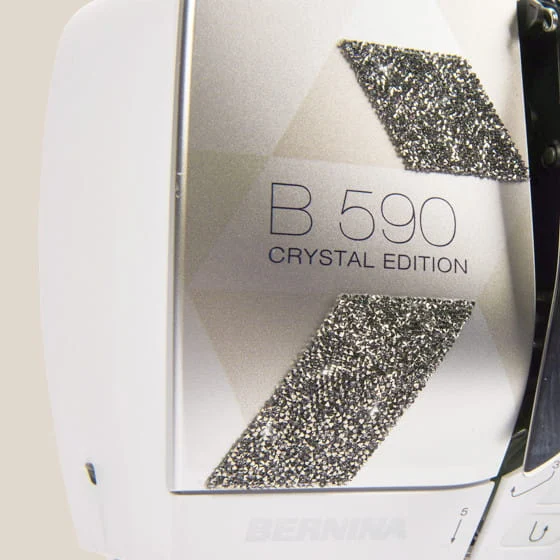 Bernina 590 Crystal Edition — кристаллы Swarovski на корпусе
