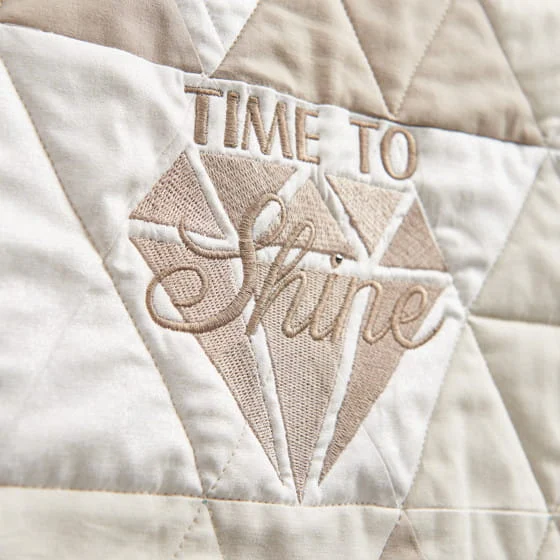 Вышивка Time to Shine на стёганом полотне — пример дизайна Crystal Edition